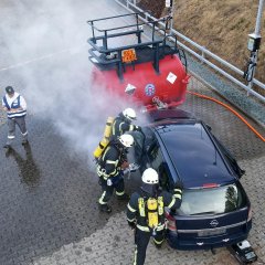 Der Unfall-PKW wird geöffnet