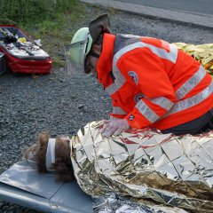 Betreuung einer Verletzten bis zum Abtransport in die Klinik