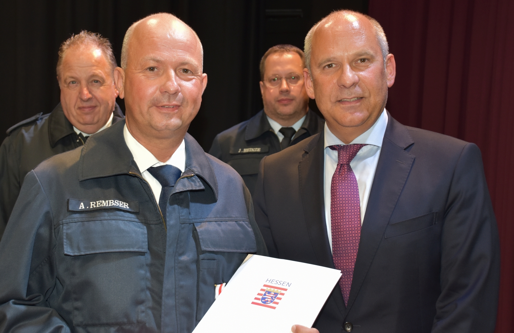 Übergabe der Ehrenurkunde 