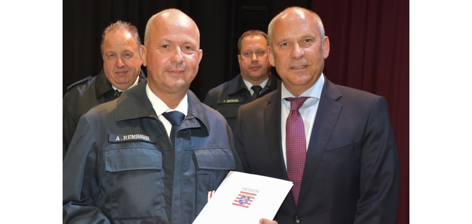 Übergabe der Ehrenurkunde 