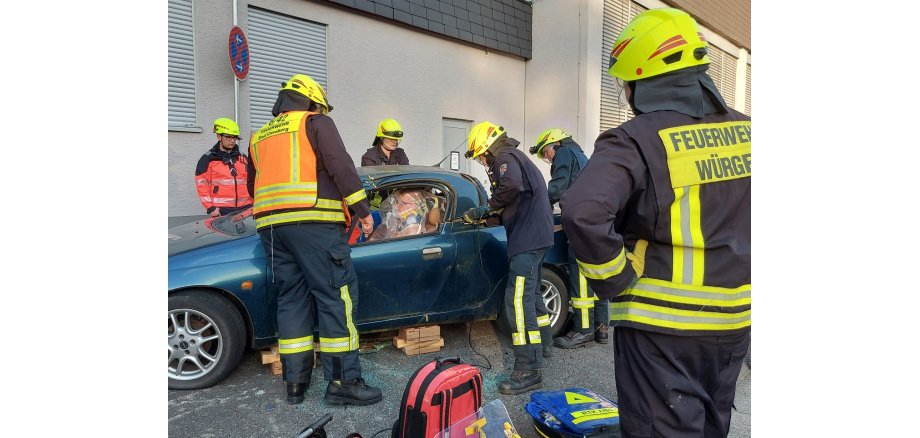 Feuerwehr bei Übungsszenario im Einsatz
