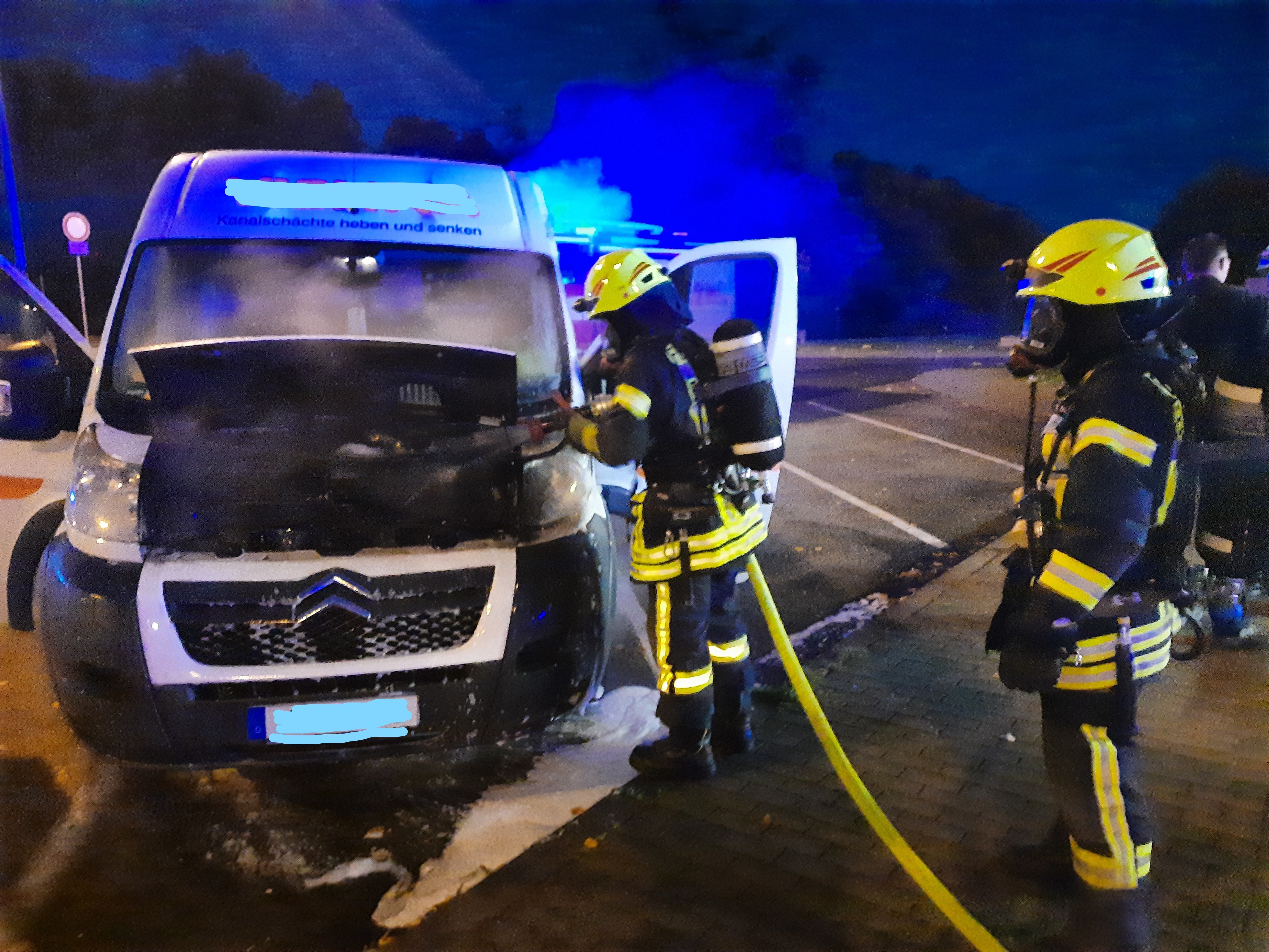 Einsatzkraft der Feuerwehr mit Atemschutzmaskeliegenden Baum