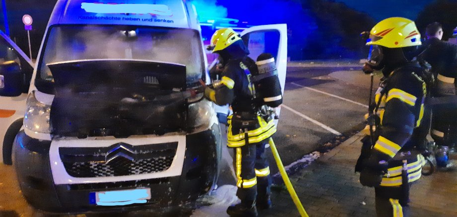 Einsatzkraft der Feuerwehr mit Atemschutzmaskeliegenden Baum