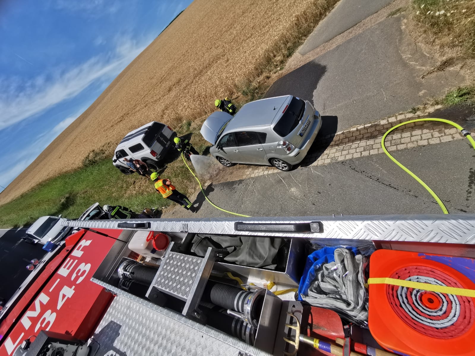 Einsatzkraft der Feuerwehr mit Atemschutzmaskeliegenden Baum