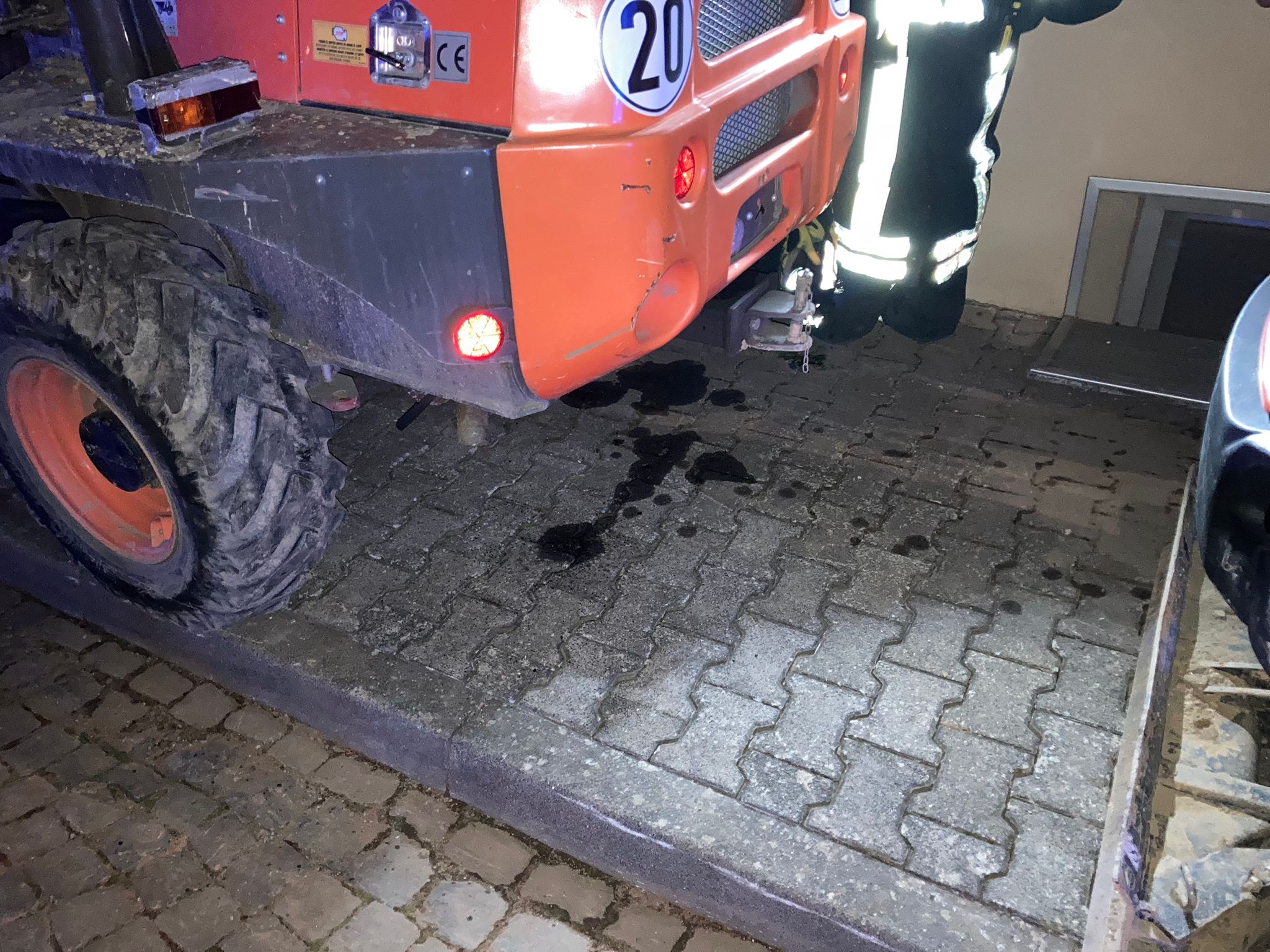 Einsatzkraft der Feuerwehr mit Atemschutzmaskeliegenden Baum