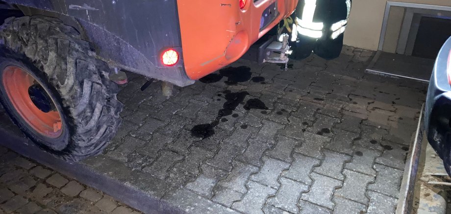 Einsatzkraft der Feuerwehr mit Atemschutzmaskeliegenden Baum