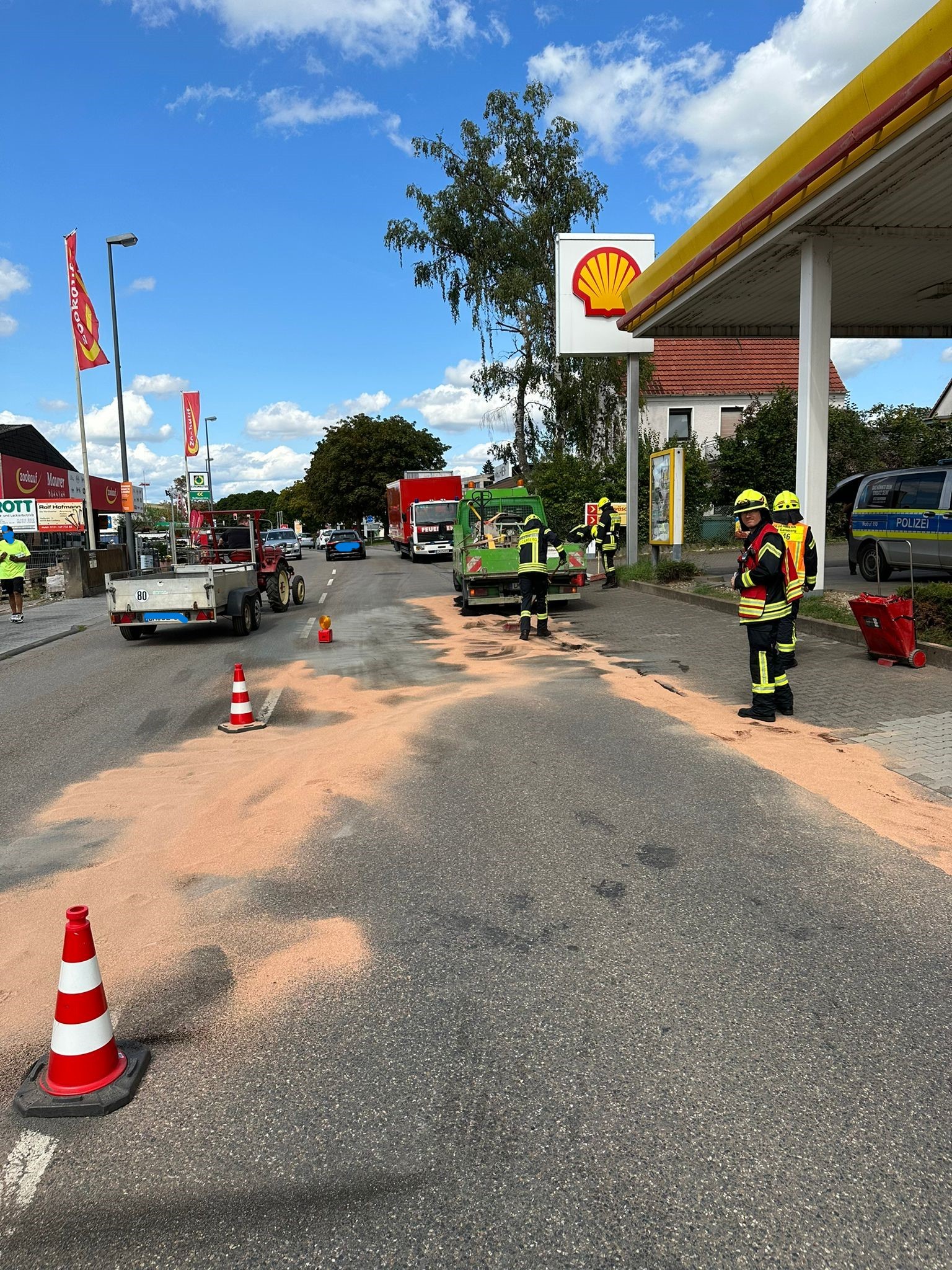 Einsatzkraft der Feuerwehr mit Atemschutzmaskeliegenden Baum