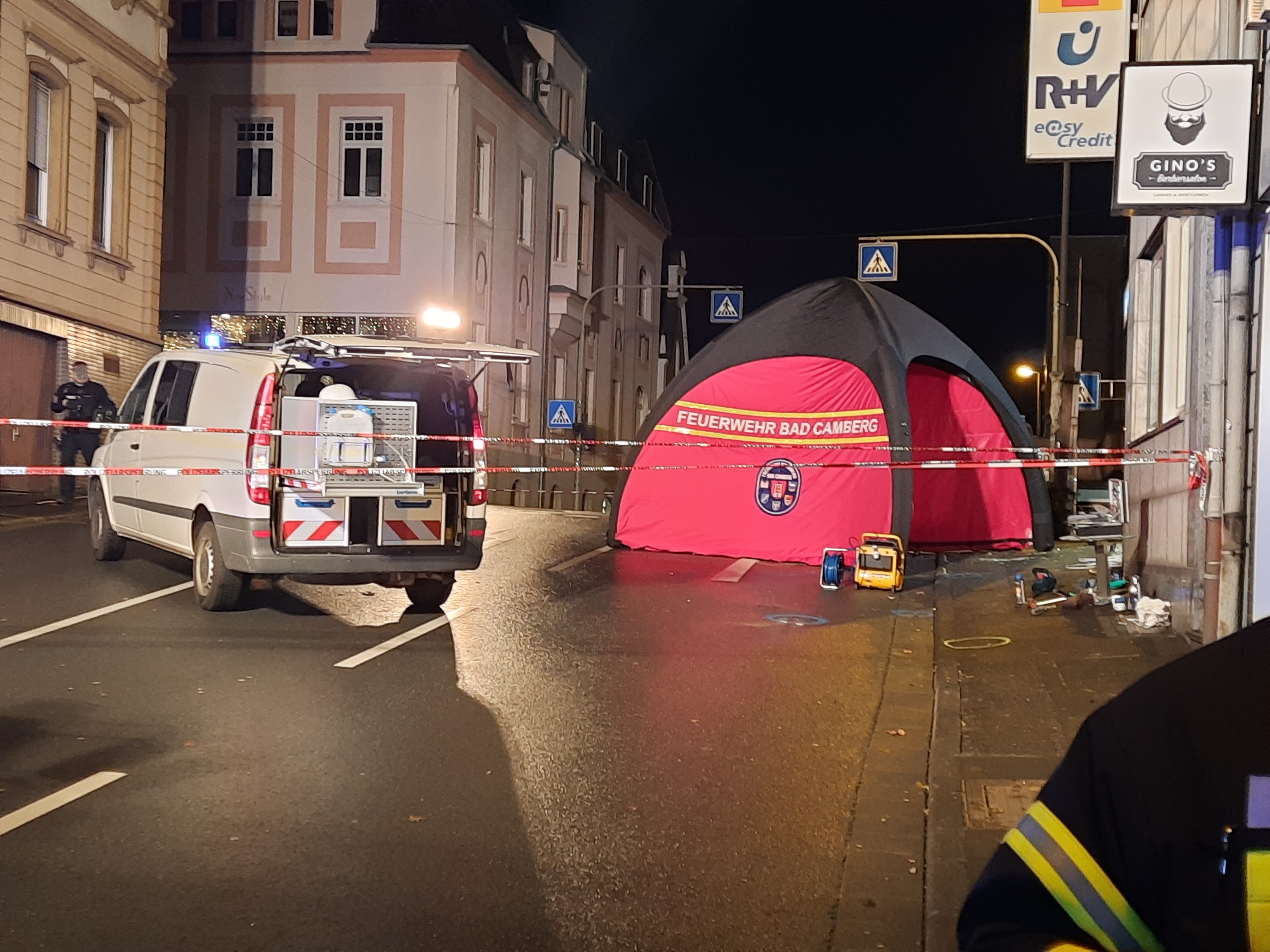Einsatzkraft der Feuerwehr mit Atemschutzmaskeliegenden Baum
