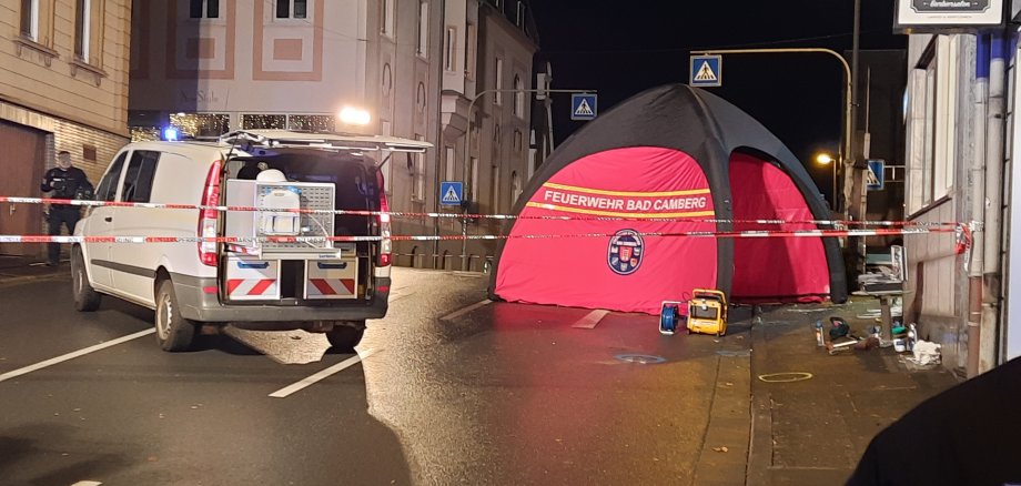 Einsatzkraft der Feuerwehr mit Atemschutzmaskeliegenden Baum