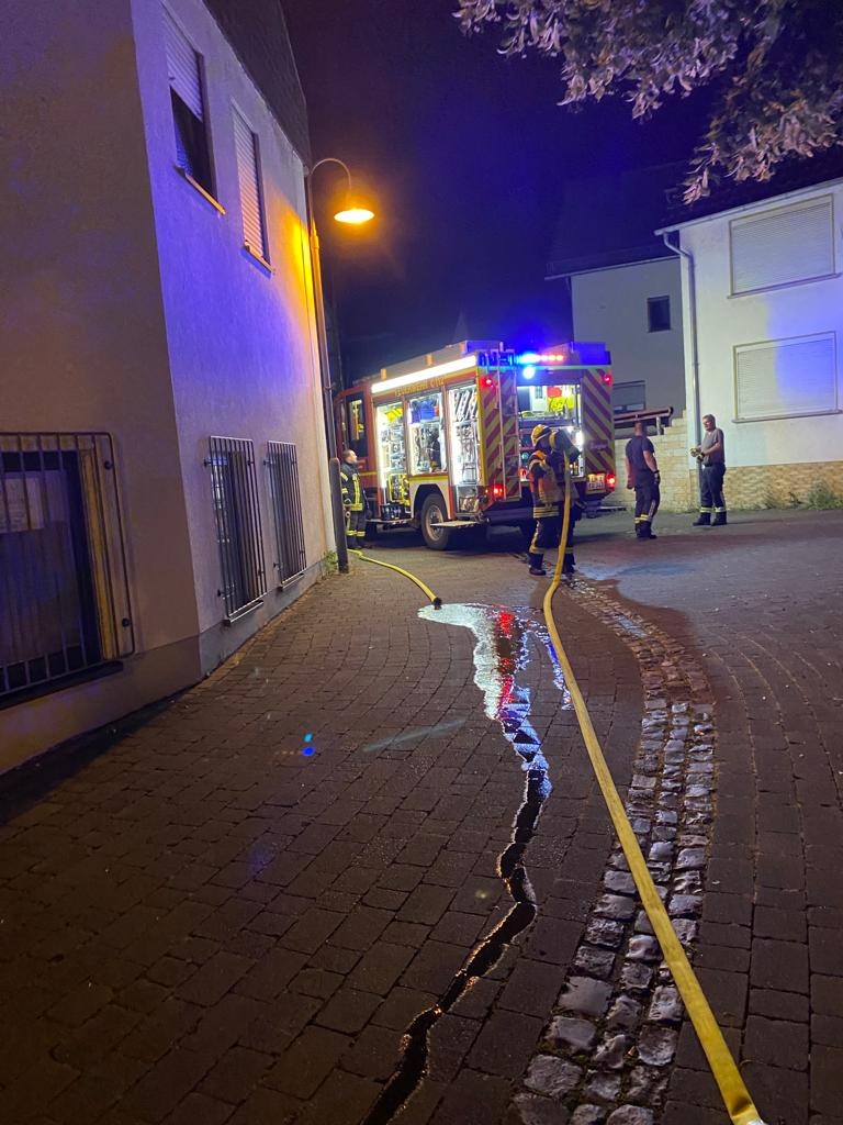 Einsatzkraft der Feuerwehr mit Atemschutzmaskeliegenden Baum