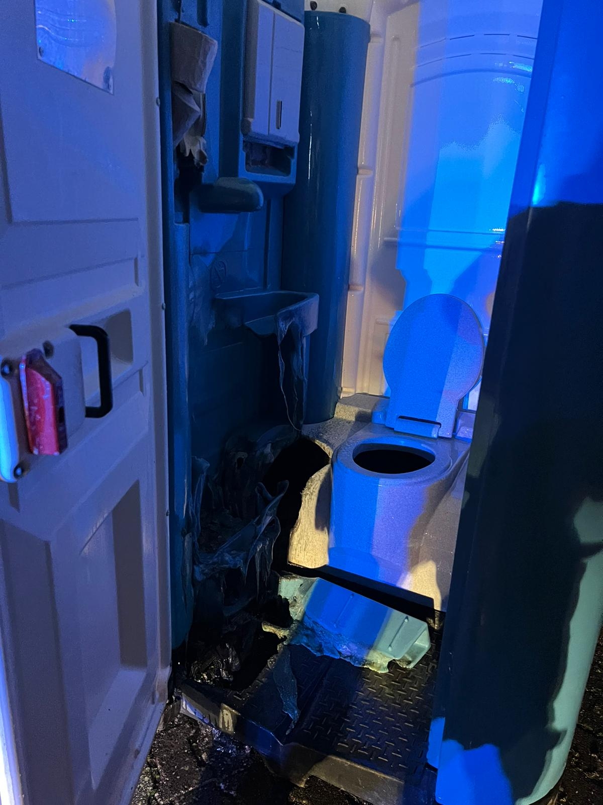 Einsatzkraft der Feuerwehr mit Atemschutzmaskeliegenden Baum