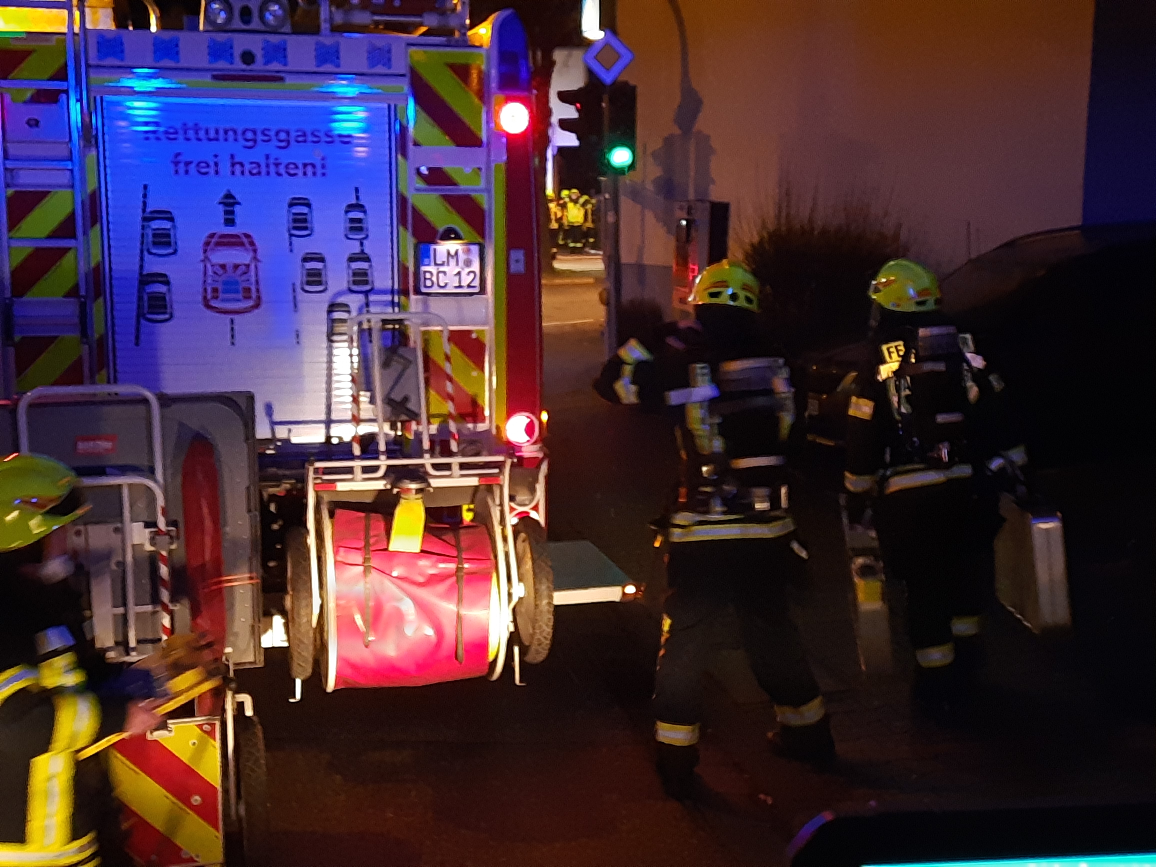 Einsatzkraft der Feuerwehr mit Atemschutzmaskeliegenden Baum