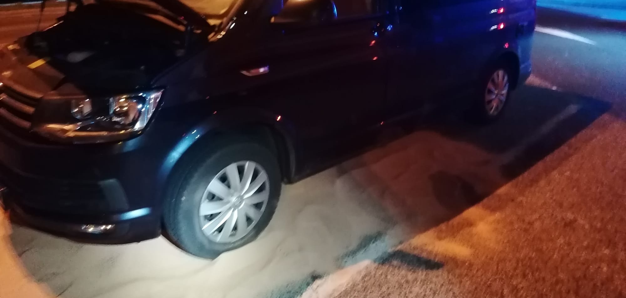 Einsatzkraft der Feuerwehr mit Atemschutzmaskeliegenden Baum