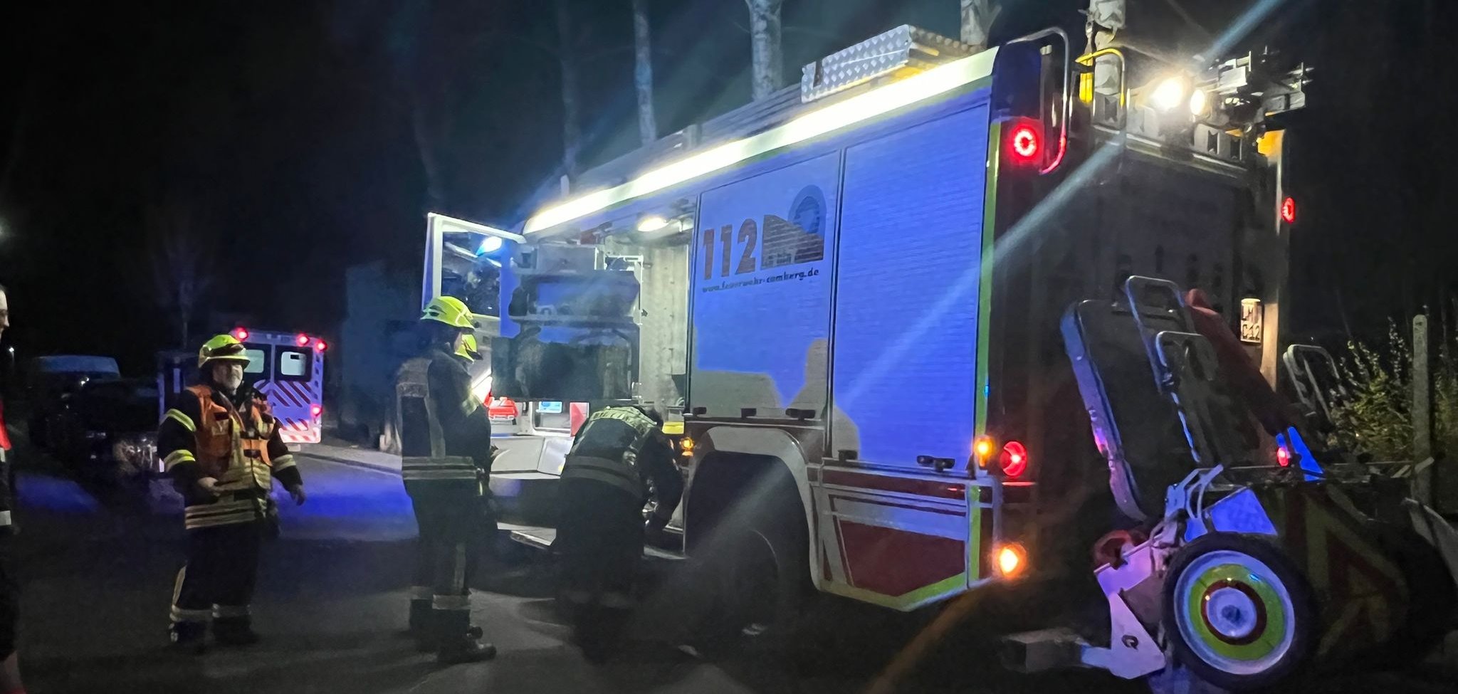 Einsatzkraft der Feuerwehr mit Atemschutzmaskeliegenden Baum