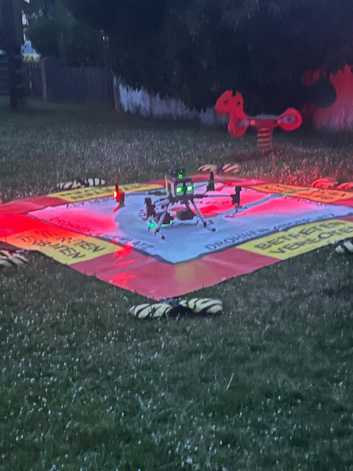 Einsatzkraft der Feuerwehr mit Atemschutzmaskeliegenden Baum